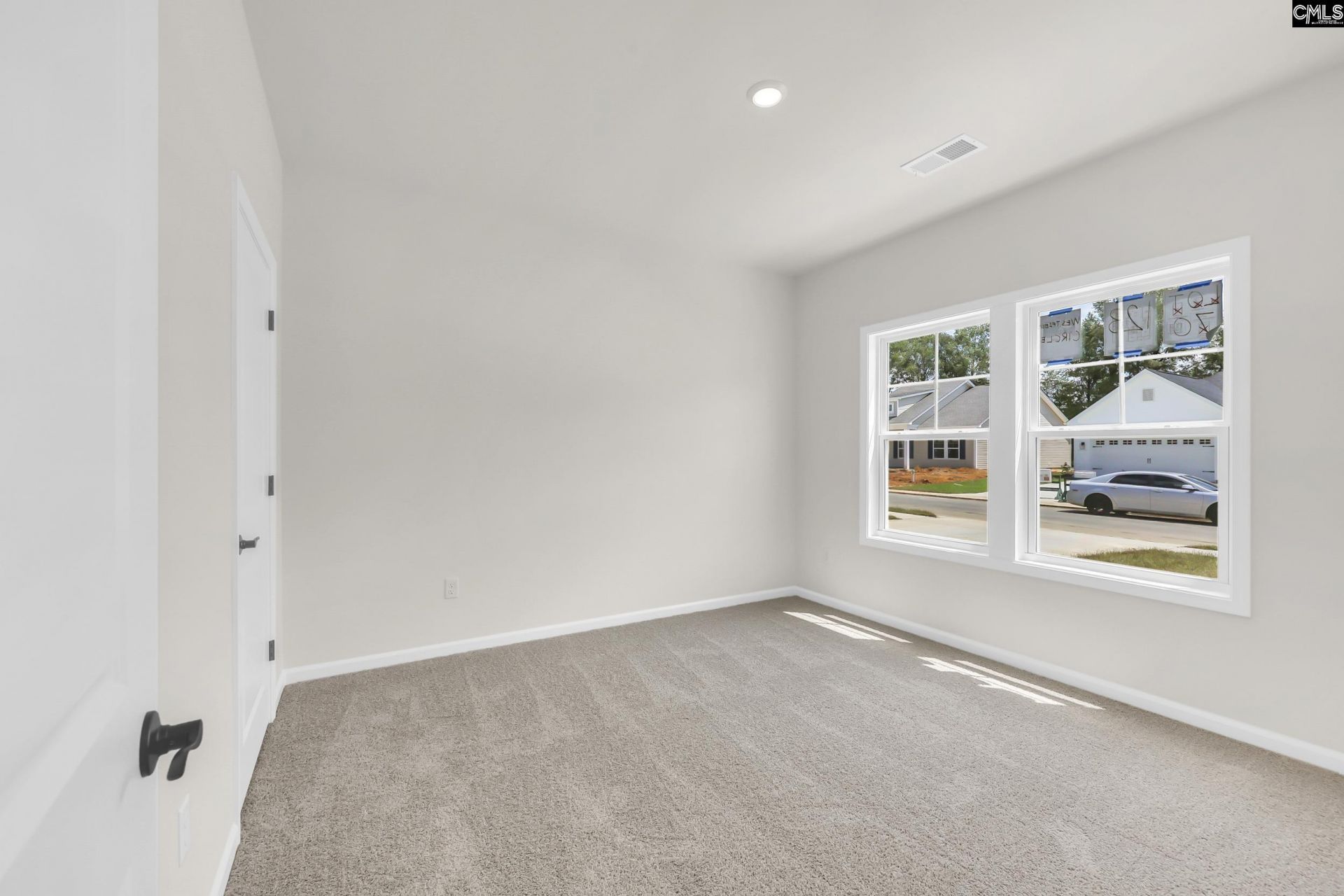 2181 Allan Crest Road  Photo 4