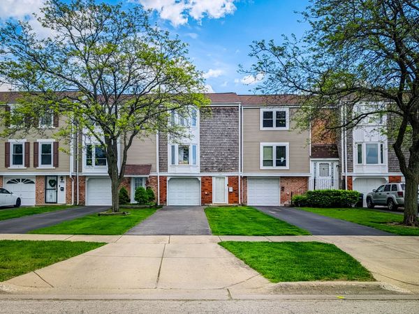 1931 Governors Lane , Hoffman Estates, IL 60169