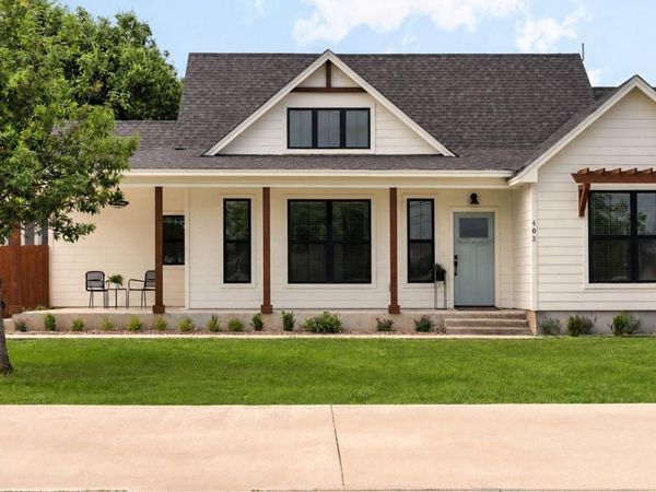402 E Ash DR, Johnson City, TX 78636