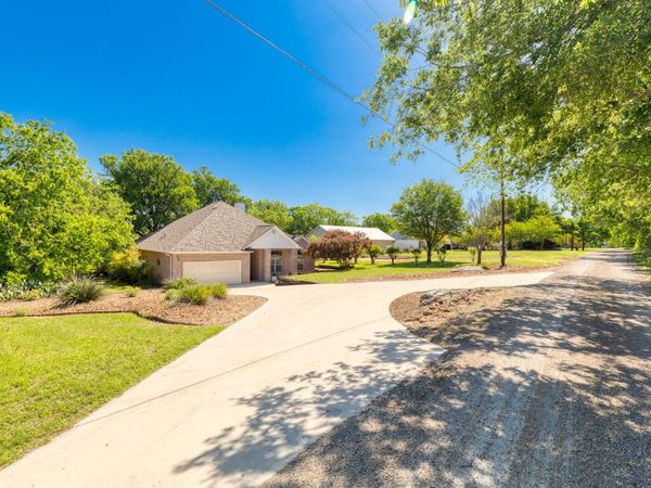 326 Red Bird LN, Kingsbury, TX 78638