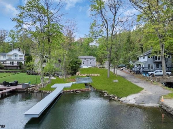 385 Maxim Dr, Hopatcong, NJ 07843
