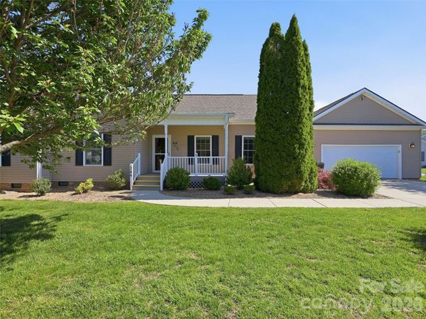 209 Beechnut Drive, Hendersonville, NC 28739