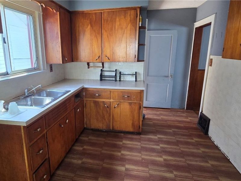 647 Columbia Avenue, Akron, OH 44310 Photo 3