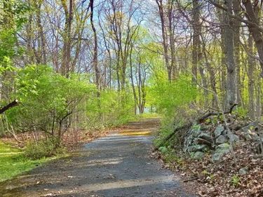 4825 S MOUNTAIN DRIVE , EMMAUS, PA 18049