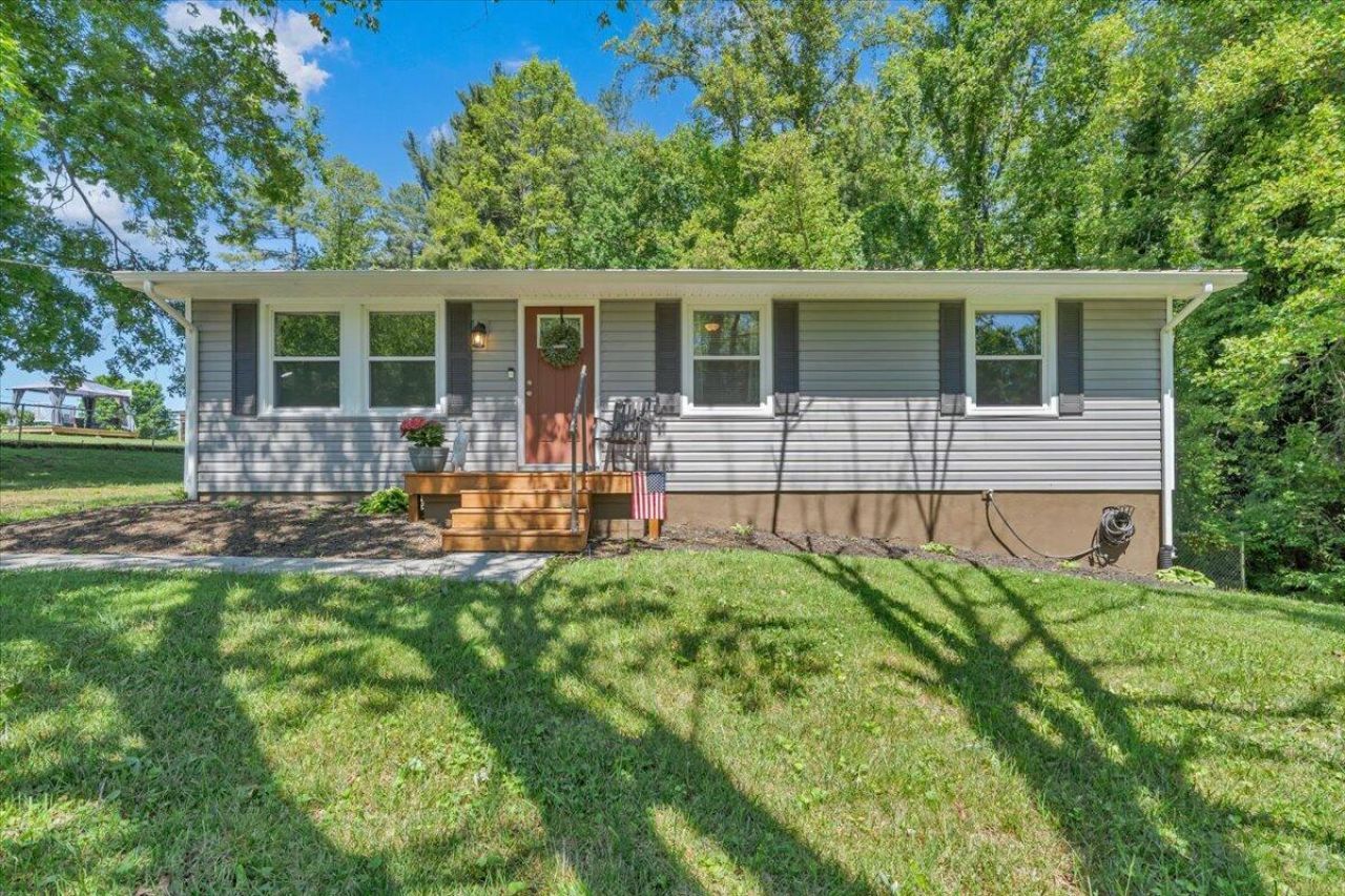 221 Falcon Ridge Rd, Rocky Mount, VA 24151 Main Photo