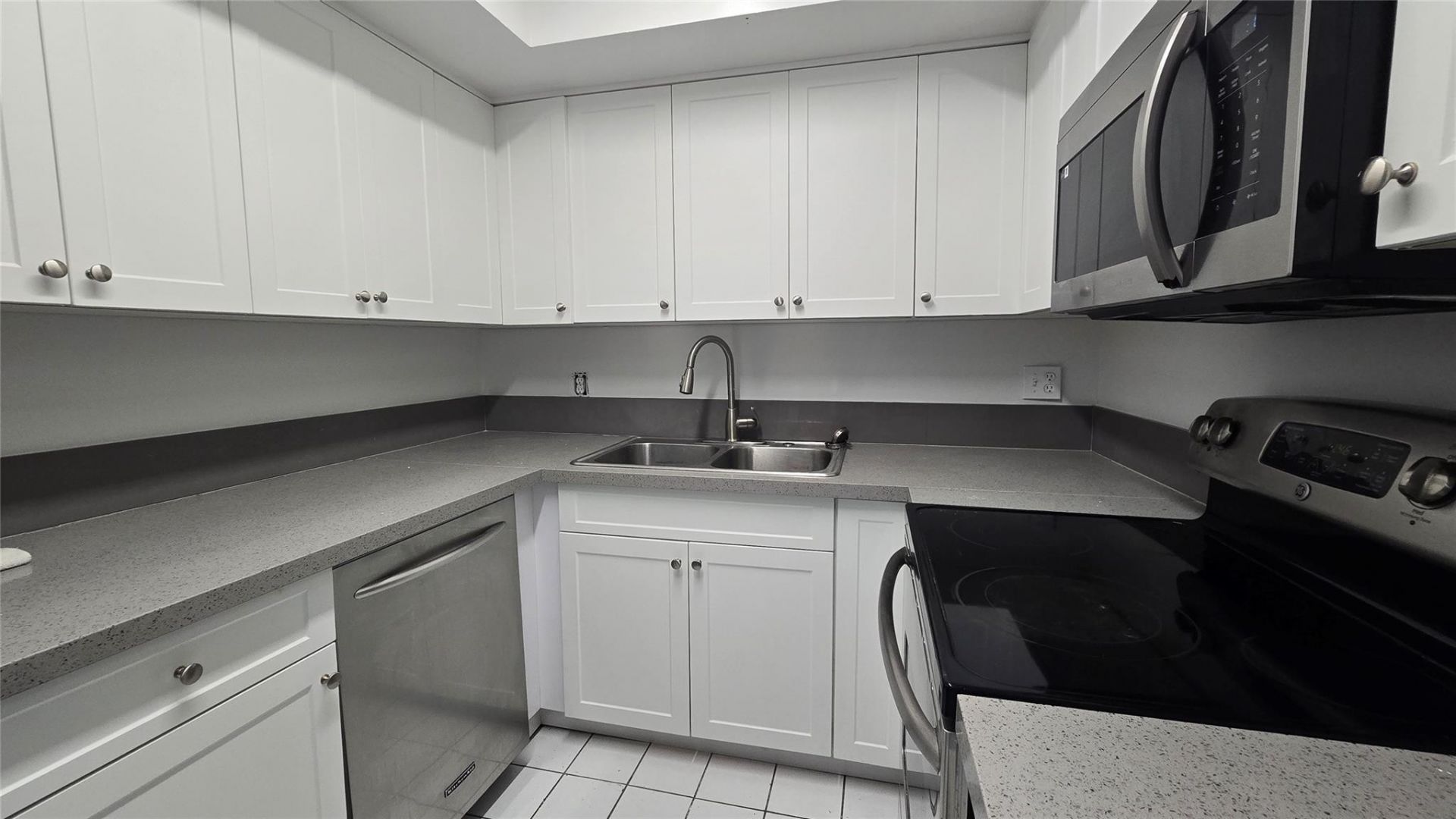 6200 S Falls Circle Drive, Unit 105, Lauderhill, FL 33319 Photo
