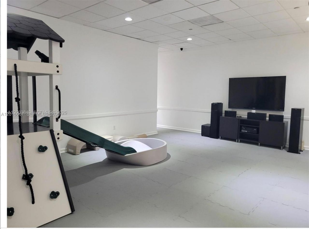 5700 Collins Ave , Unit 3H, Miami Beach, FL 33140 Photo