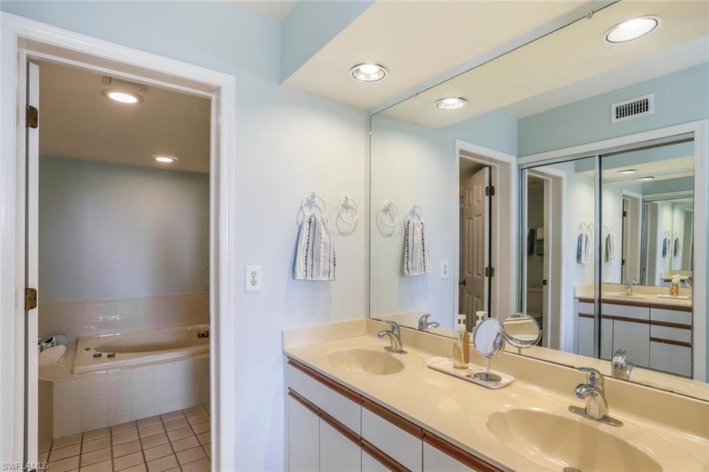 340 Horse Creek Dr, Unit 305, Naples, FL 34110 Photo
