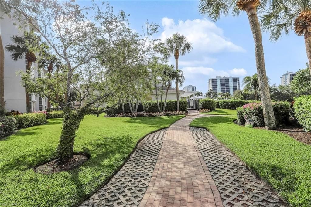 340 Horse Creek Dr, Unit 305, Naples, FL 34110 Photo