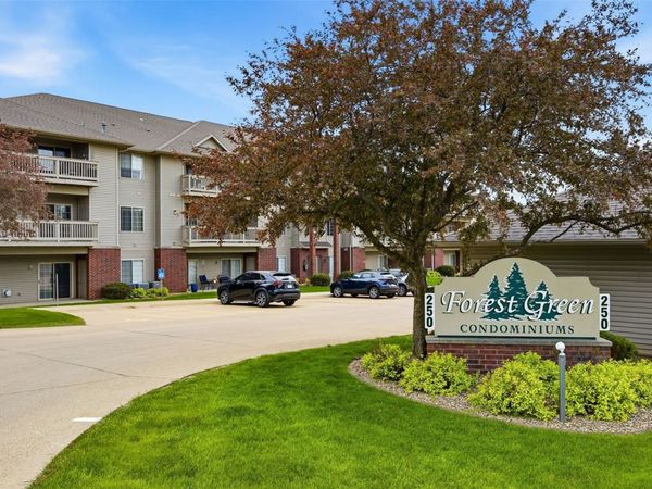 250 Cimarron Drive , Unit 202, Hiawatha, IA 52233