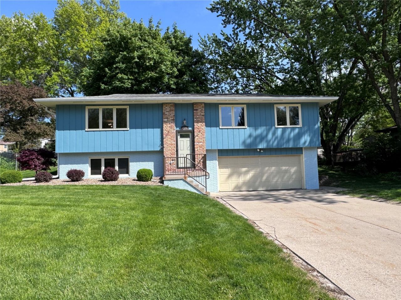224 N Mount Vernon Drive , Iowa City, IA 52245 Main Photo