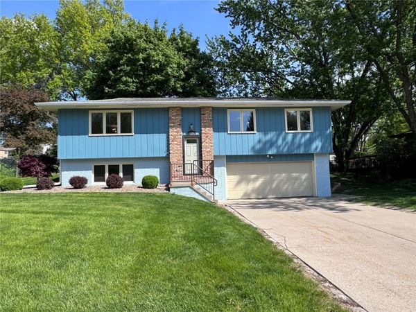 224 N Mount Vernon Drive , Iowa City, IA 52245
