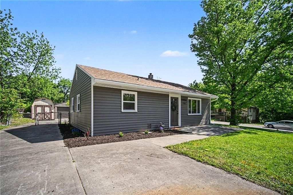 2206 NE 58th Terrace, Gladstone, MO 64118 Main Photo