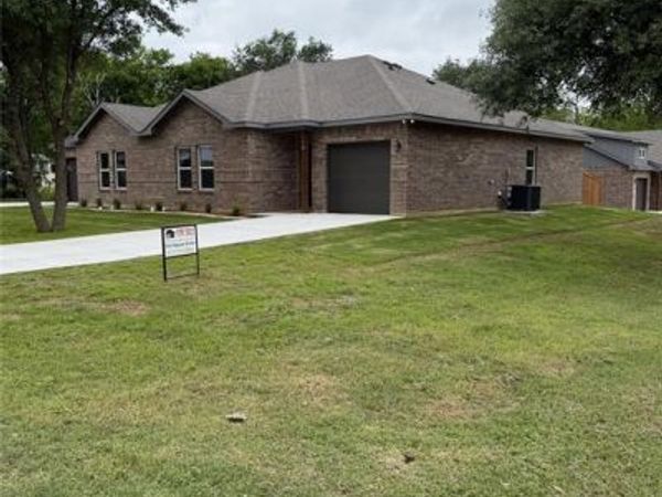 106 Woodard Avenue , Cleburne, TX 76033