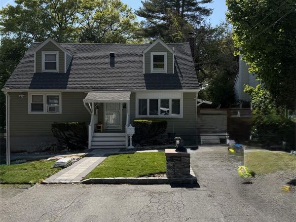 13 Cedarwood Drive , Huntington Station, NY 11746