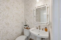 1004 Ventura Place photo 4
