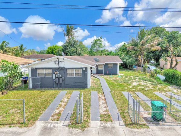 2352 NW 102nd St , Miami, FL 33147
