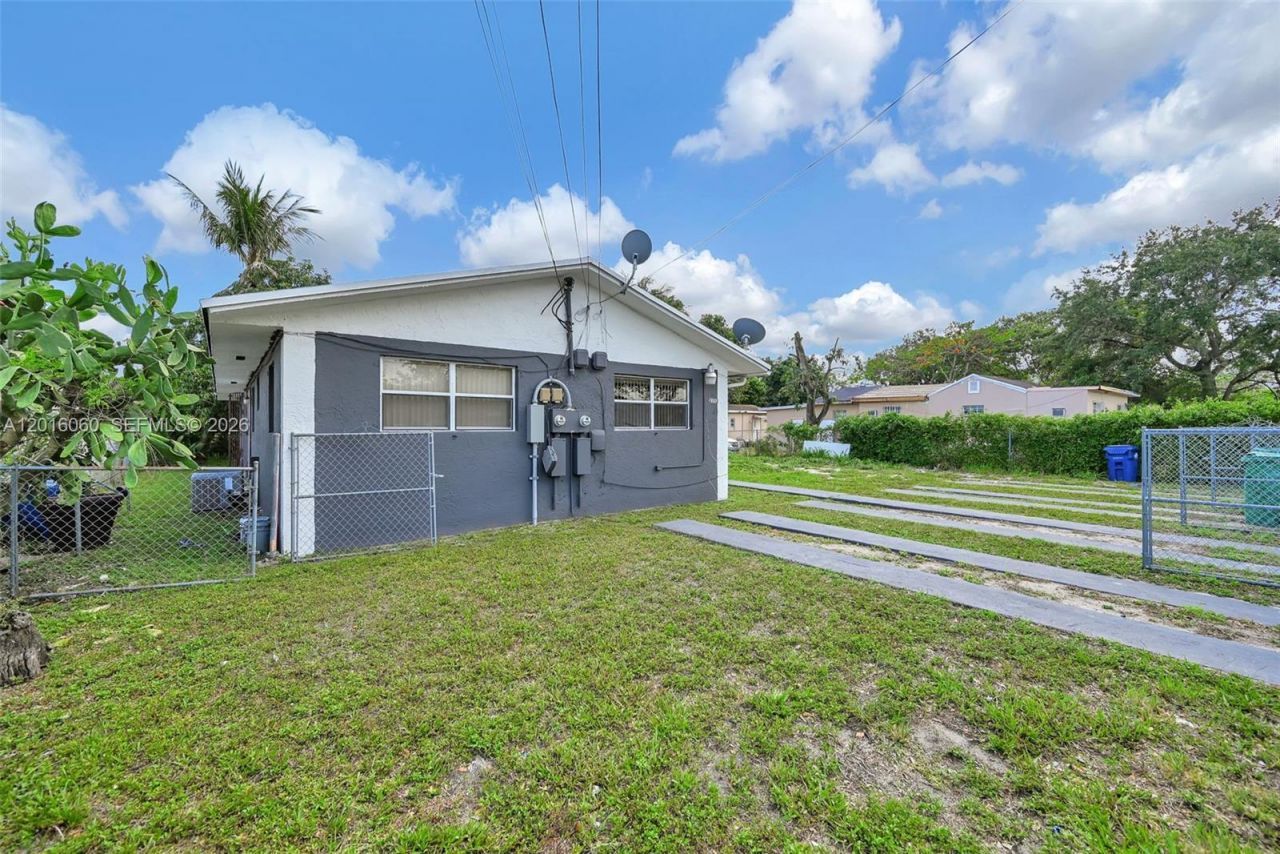 2352 NW 102nd St , Miami, FL 33147 Photo