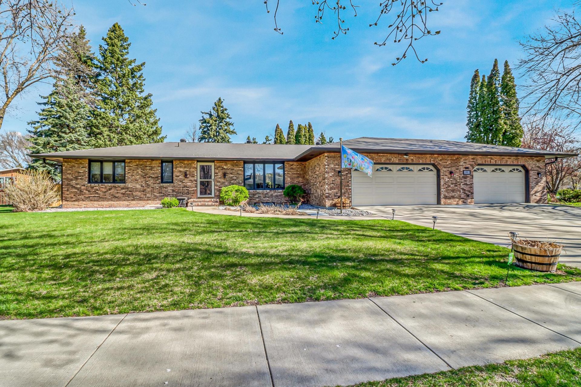 42 36th Avenue Ne, Fargo, ND 58102 Main Photo