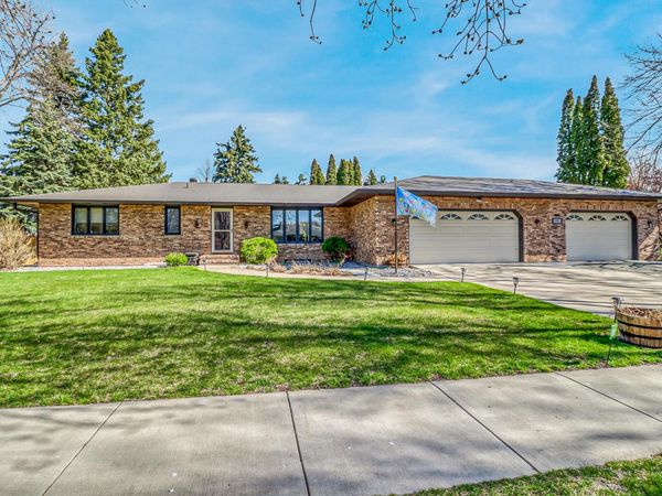 42 36th Avenue NE, Fargo, ND 58102