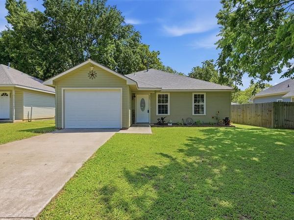 323 Texas Street, Pottsboro, TX 75076