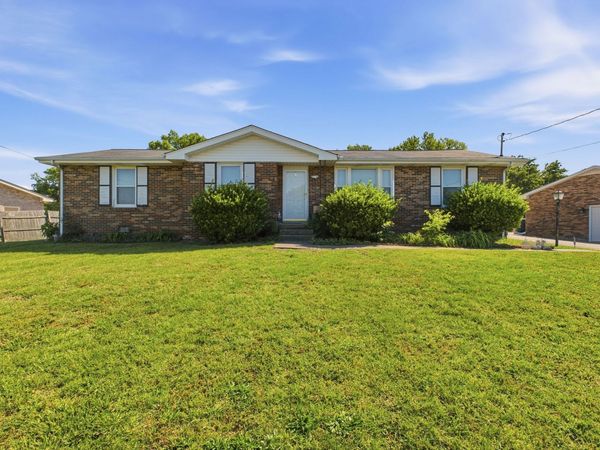 105 S Valley Rd , Hendersonville, TN 37075