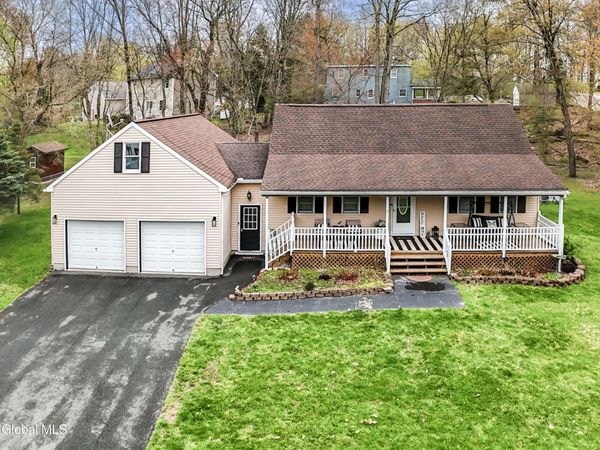 1686 JULIANNE Drive, Castleton, NY 12033