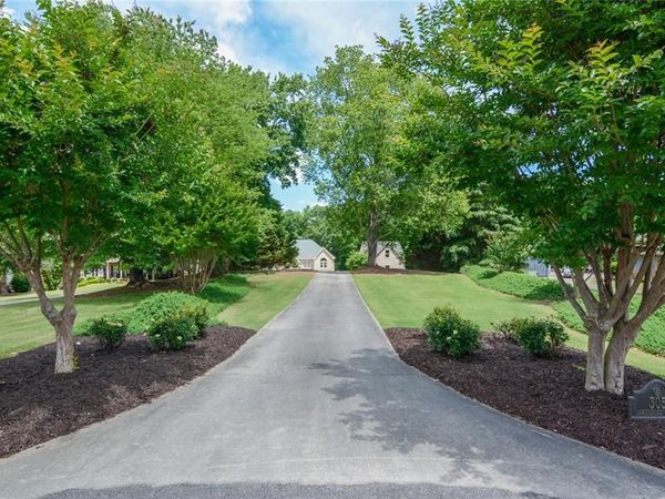 305 Lakeshore Drive, Hartwell, GA 30643