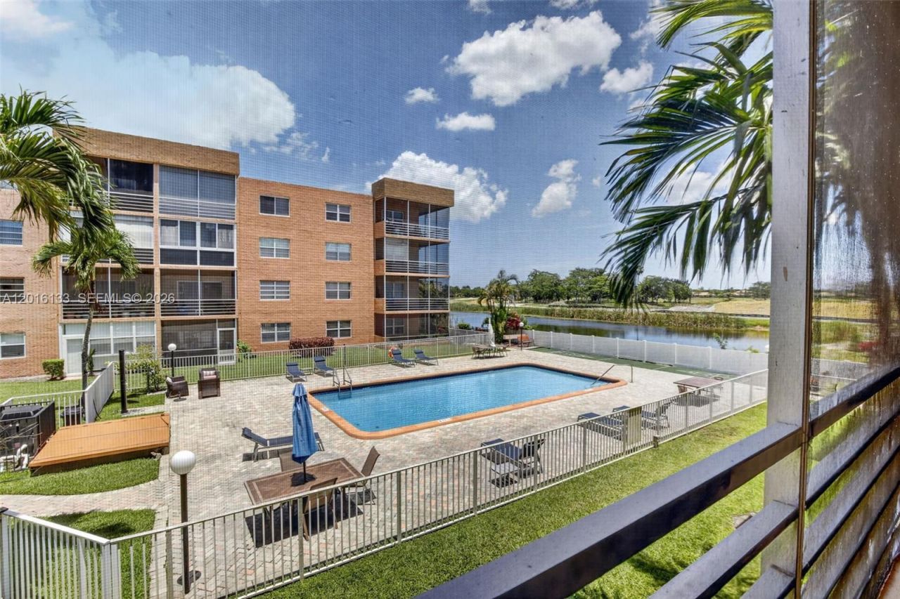 3048 E Sunrise Lakes Dr , Unit 220, Sunrise, FL 33322 Photo