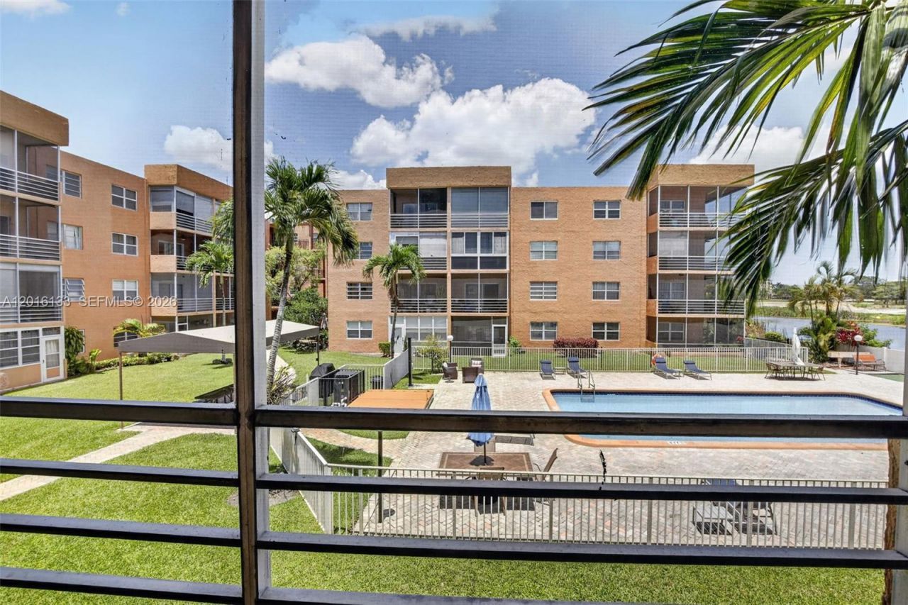 3048 E Sunrise Lakes Dr , Unit 220, Sunrise, FL 33322 Photo