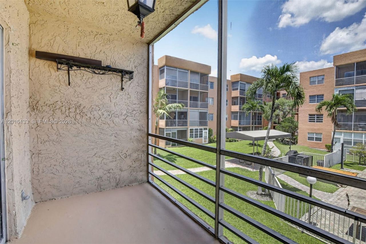 3048 E Sunrise Lakes Dr , Unit 220, Sunrise, FL 33322 Photo