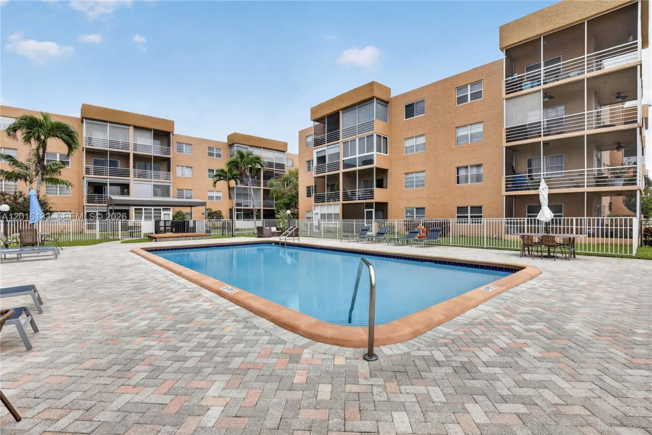 3048 E Sunrise Lakes Dr , Unit 220, Sunrise, FL 33322 Photo
