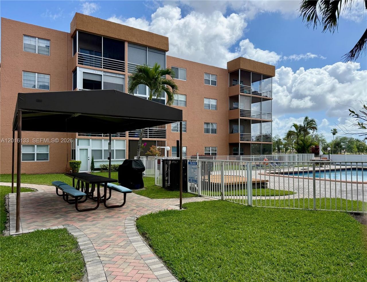 3048 E Sunrise Lakes Dr , Unit 220, Sunrise, FL 33322 Photo