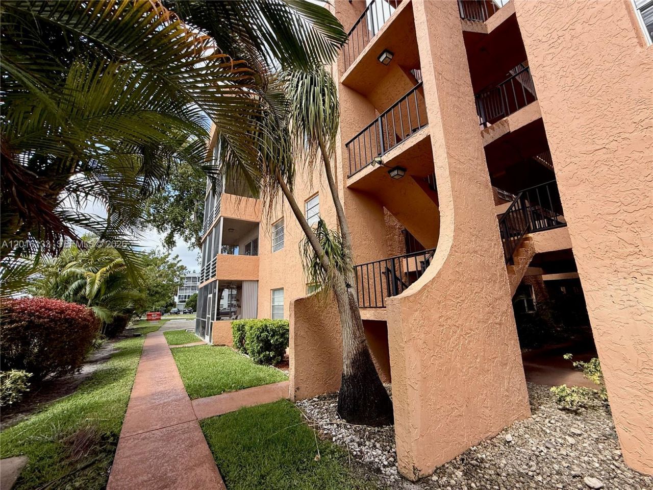 3048 E Sunrise Lakes Dr , Unit 220, Sunrise, FL 33322 Photo