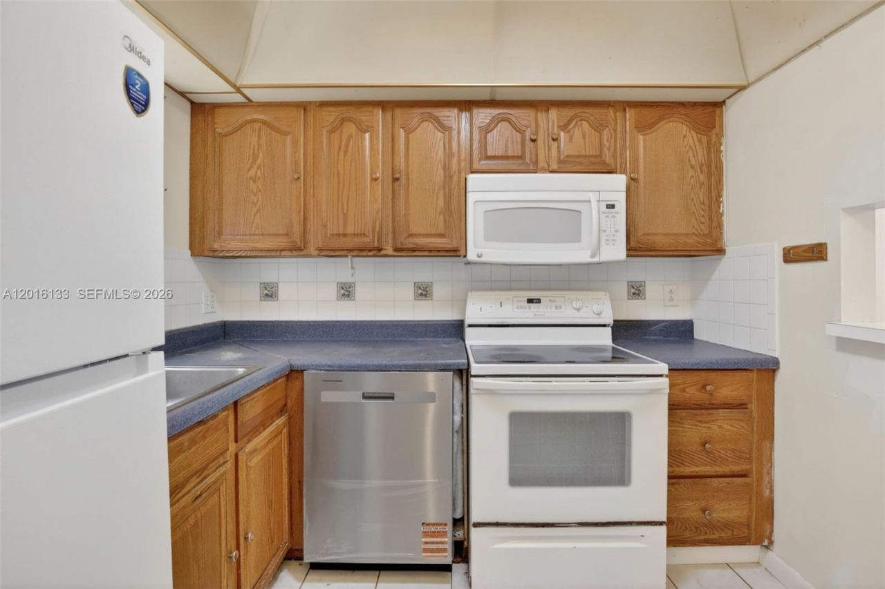 3048 E Sunrise Lakes Dr , Unit 220, Sunrise, FL 33322 Photo