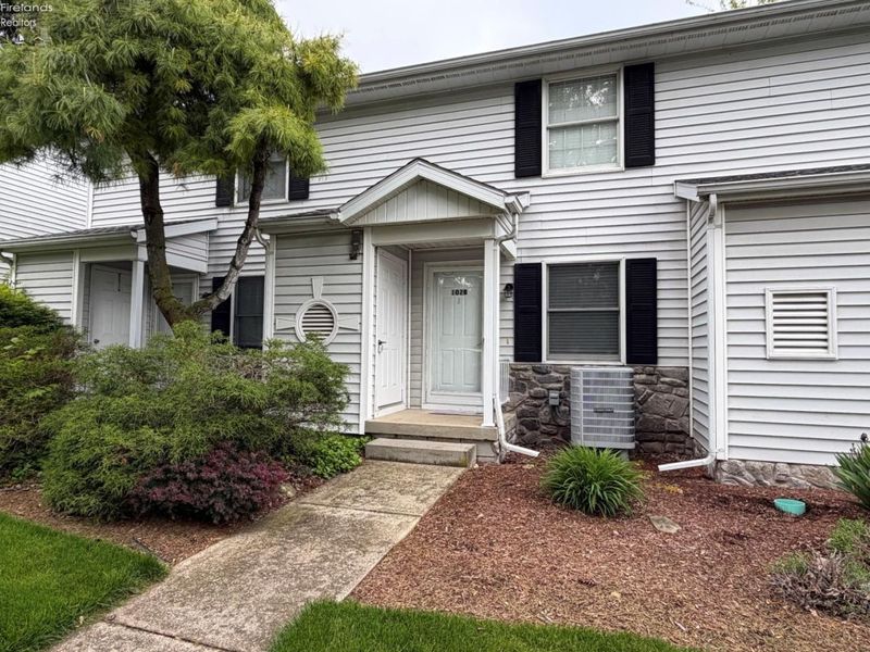 102 Landing Lane, Unit B, Marblehead, OH 43440 Photo 1