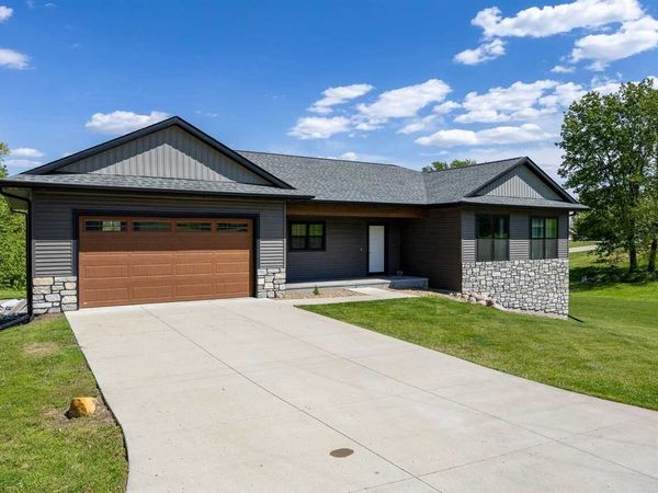 1730 Parkside Drive NE, Solon, IA 52333