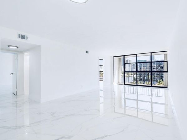600 Parkview Drive, Unit 718, Hallandale Beach, FL 33009
