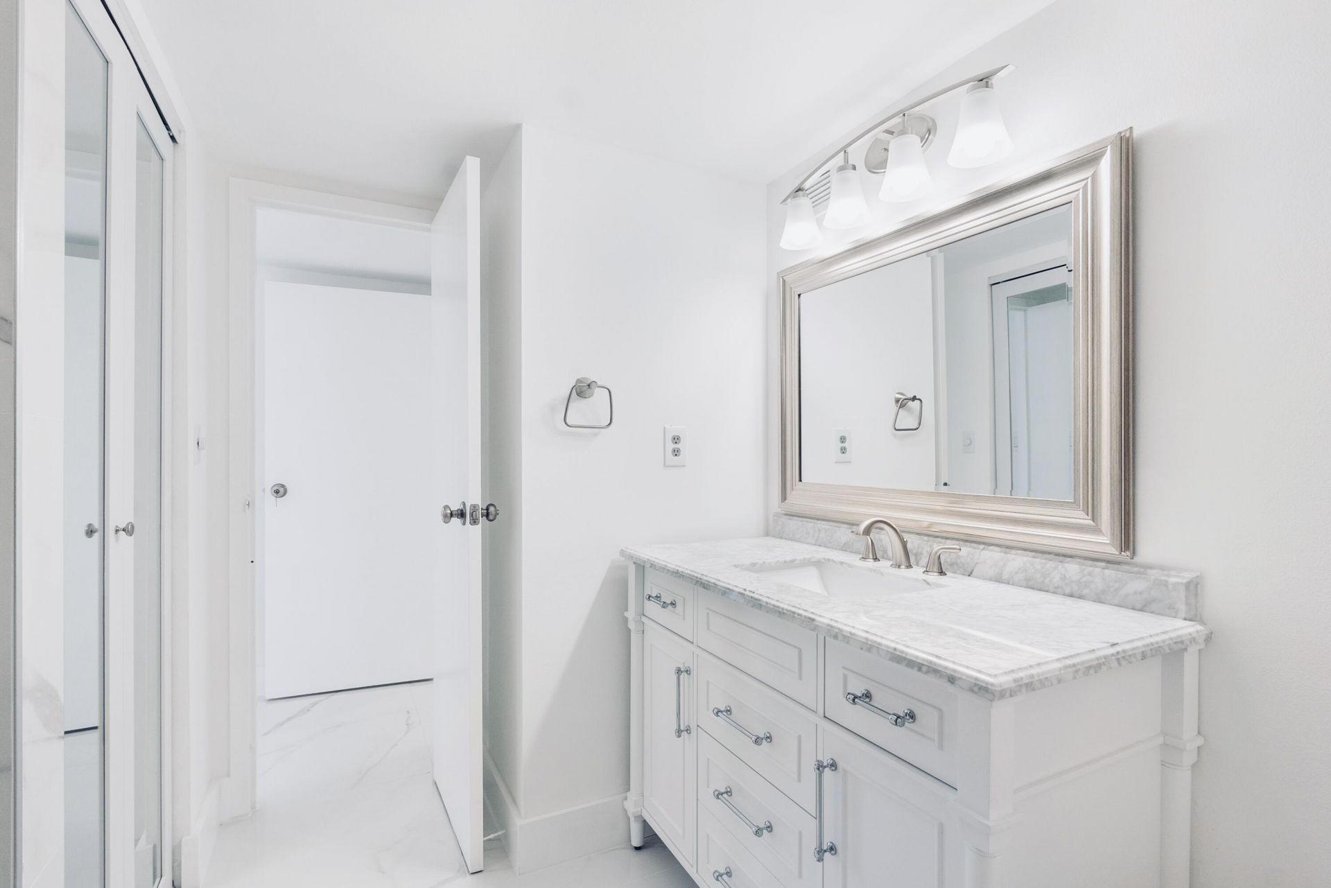 600 Parkview Drive, Unit 718, Hallandale Beach, FL 33009 Photo