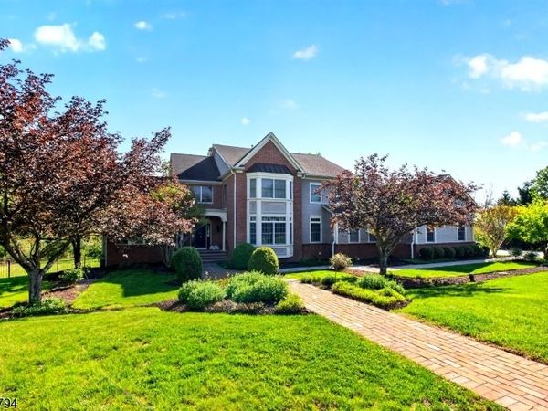 8 Morningside Ct, Raritan, NJ 08822