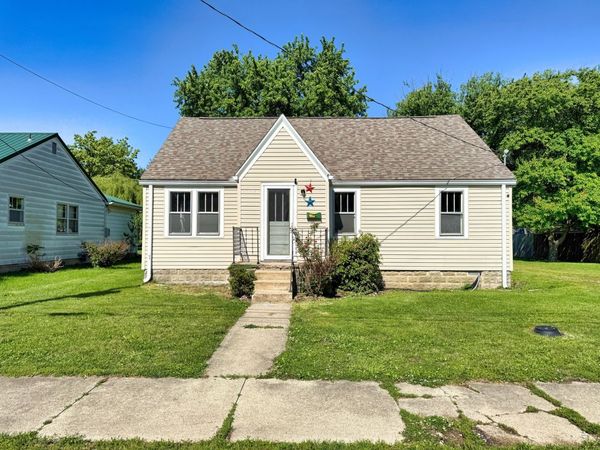 426 S Locust Street , Flora, IL 62839