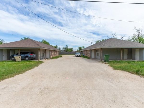 138 Nolan , Unit B, Tye, TX 79563