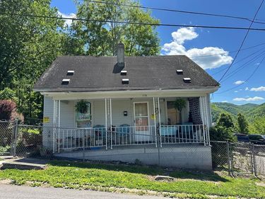 116 Reservoir Street, HINTON, WV 25951