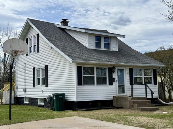 509 E Sagola Avenue, Kingsford, MI 49802