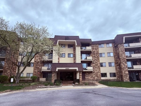 3350 N Carriageway Drive, Unit 318, Arlington Heights, IL 60004