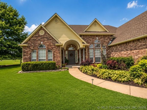 12512 N 165th East Avenue , Collinsville, OK 74021