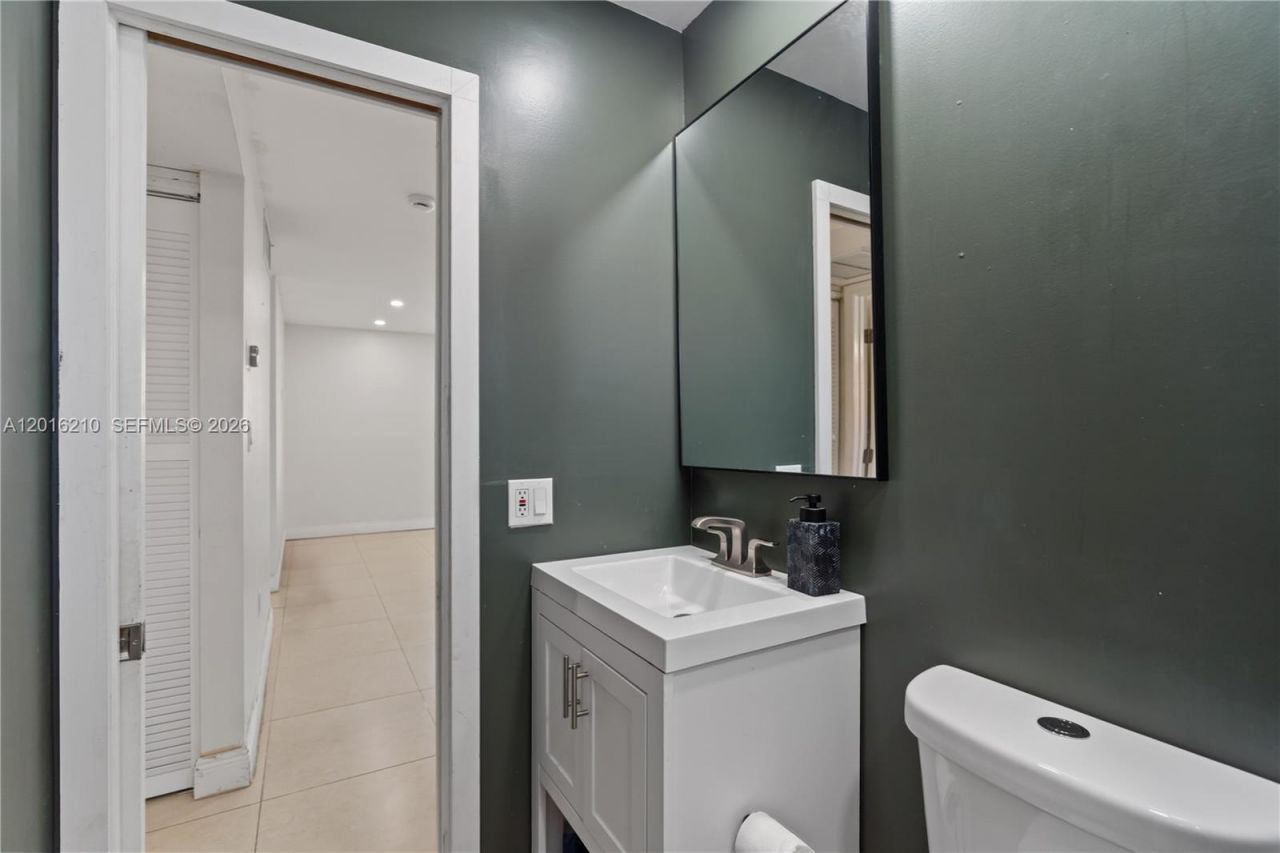 2735 W 60th Pl , Unit 204, Hialeah, FL 33016 Photo