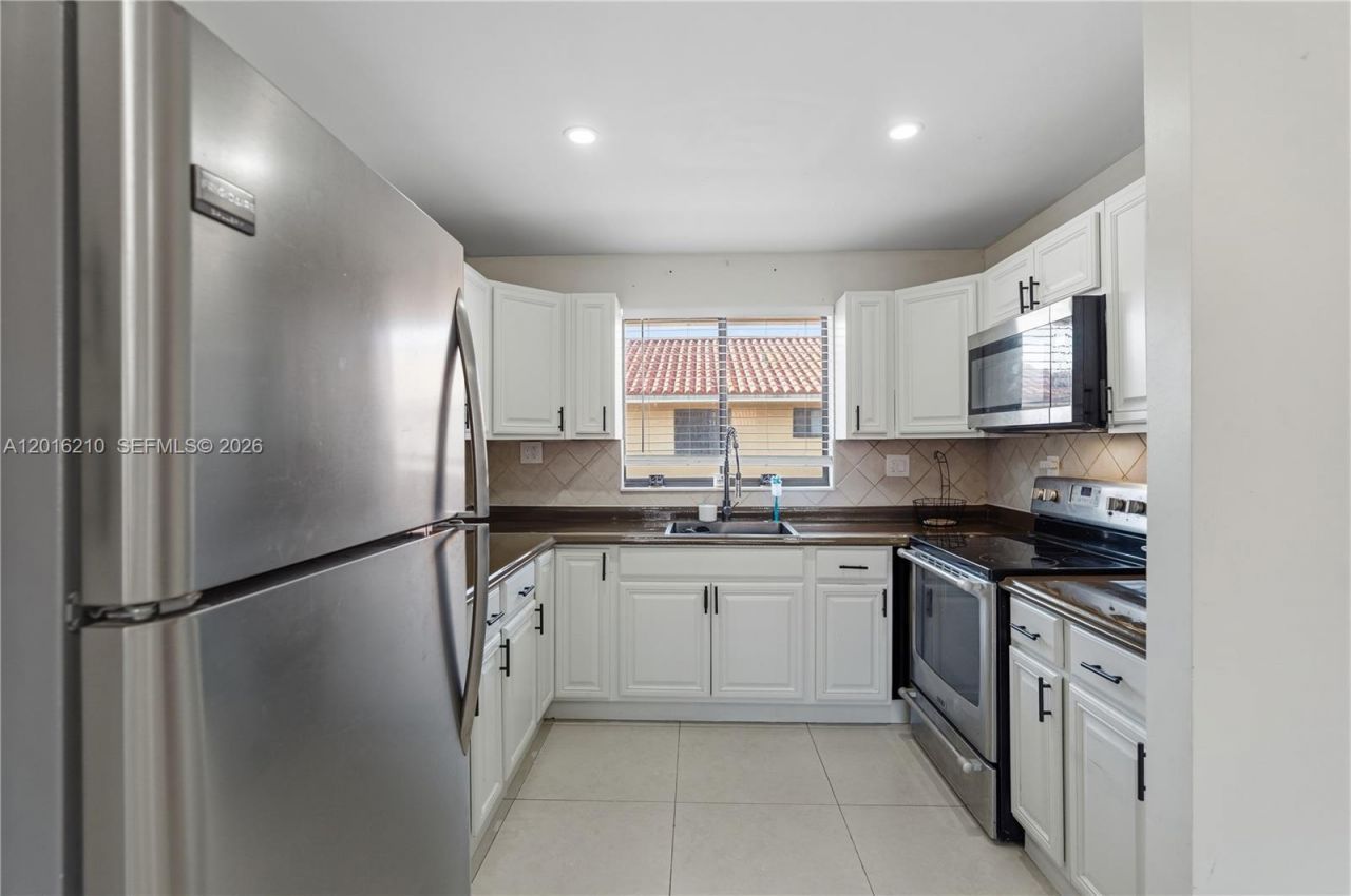 2735 W 60th Pl , Unit 204, Hialeah, FL 33016 Photo