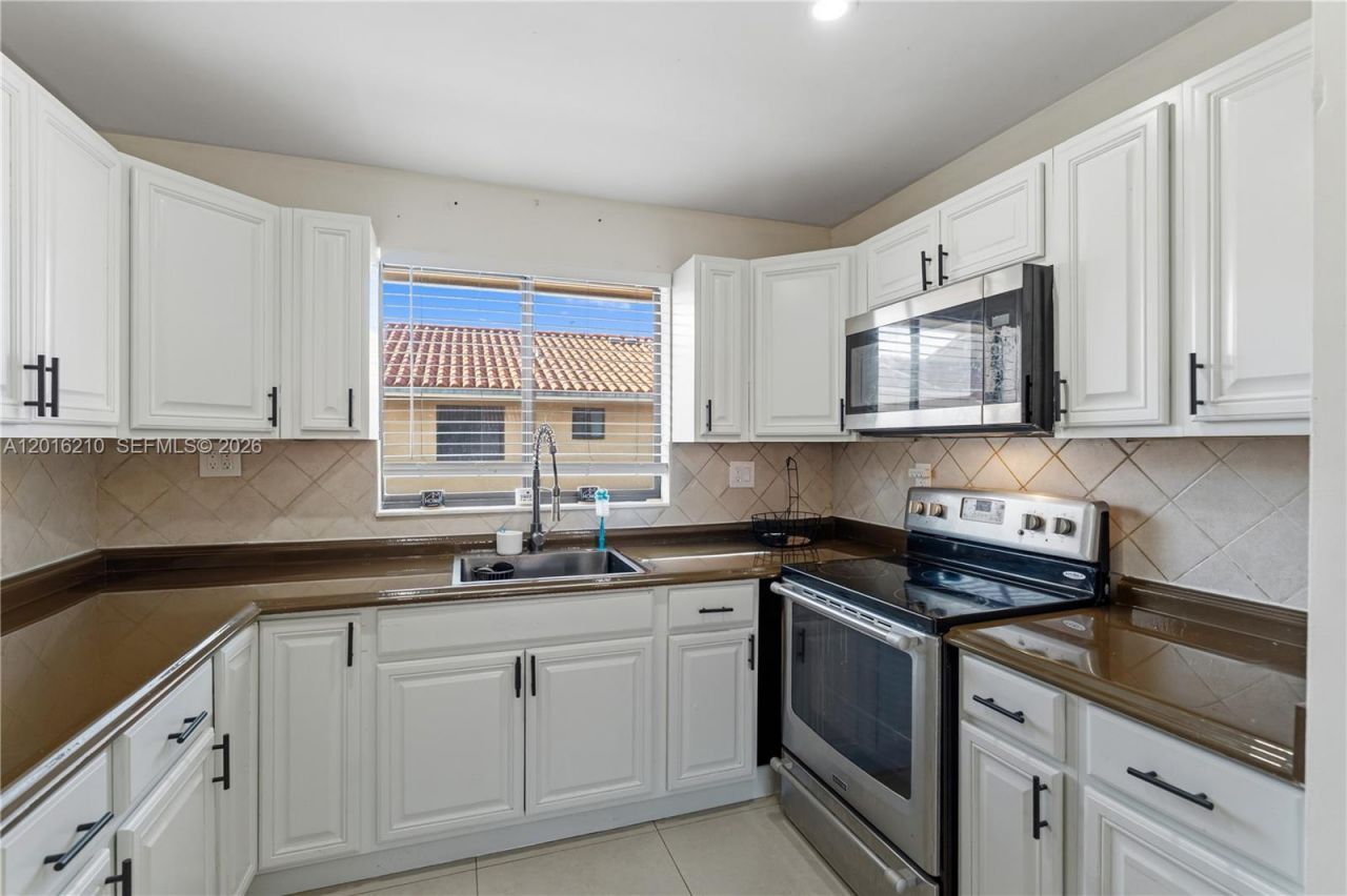 2735 W 60th Pl , Unit 204, Hialeah, FL 33016 Photo