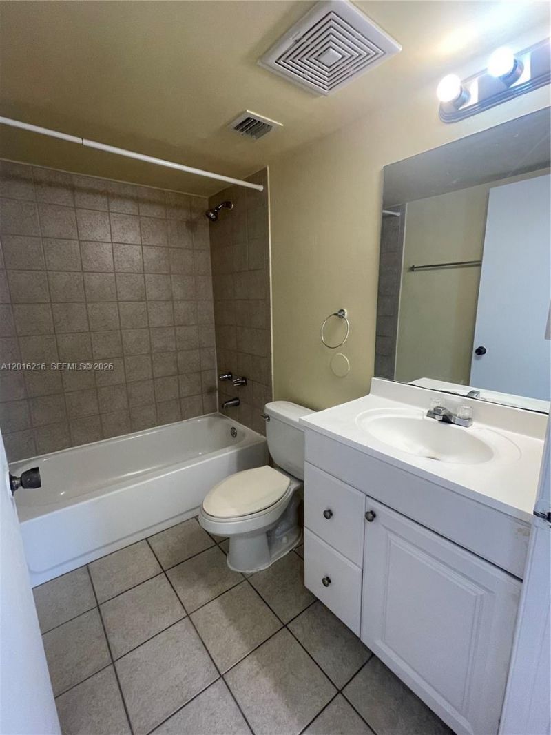 6255 Kendale Lakes Cir , Unit 116, Miami, FL 33183 Photo
